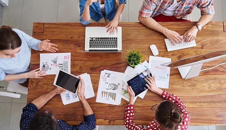 Material gráfico y herramientas de diseño para publicidad impresa